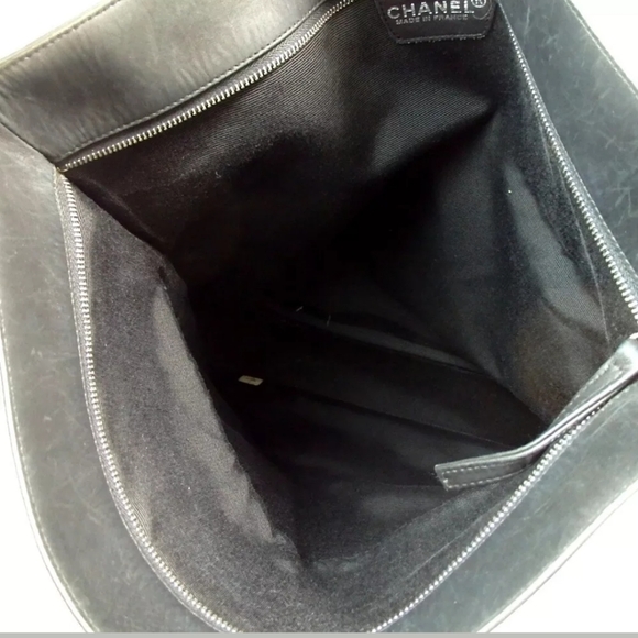 AUTHENTIC CHANEL LOGO EMBOSSED ONE SHOULDER BAG - Picture 2 of 9